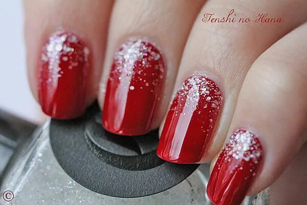Красный маникюр с блестками у кутикулы Nature Nails Nail Art by Tenshi no Hana Uñas decoradas rojas, Uñas rojas, Uñas d