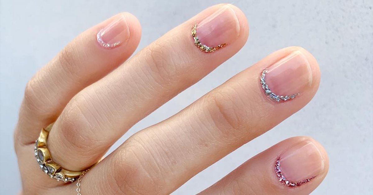 Красный маникюр с блестками у кутикулы Rosie Huntington-Whiteley Just Wore The Minimalist Mani Taking Over Instagram Sh