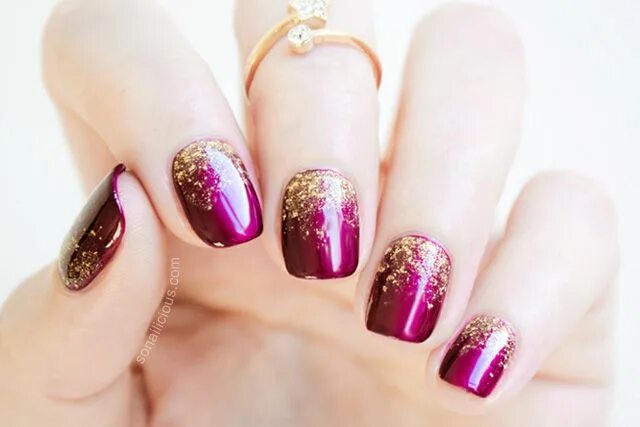 Красный маникюр с блестками у кутикулы glitter gradient manicure tips Gold glitter nails, Fun manicure, Elegant nails