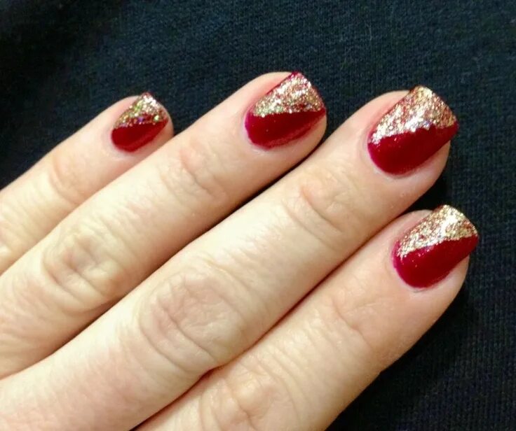 Красный маникюр с блестками у кутикулы Niner nails! in 2024 49ers nails, Christmas gel nails, Football nail designs
