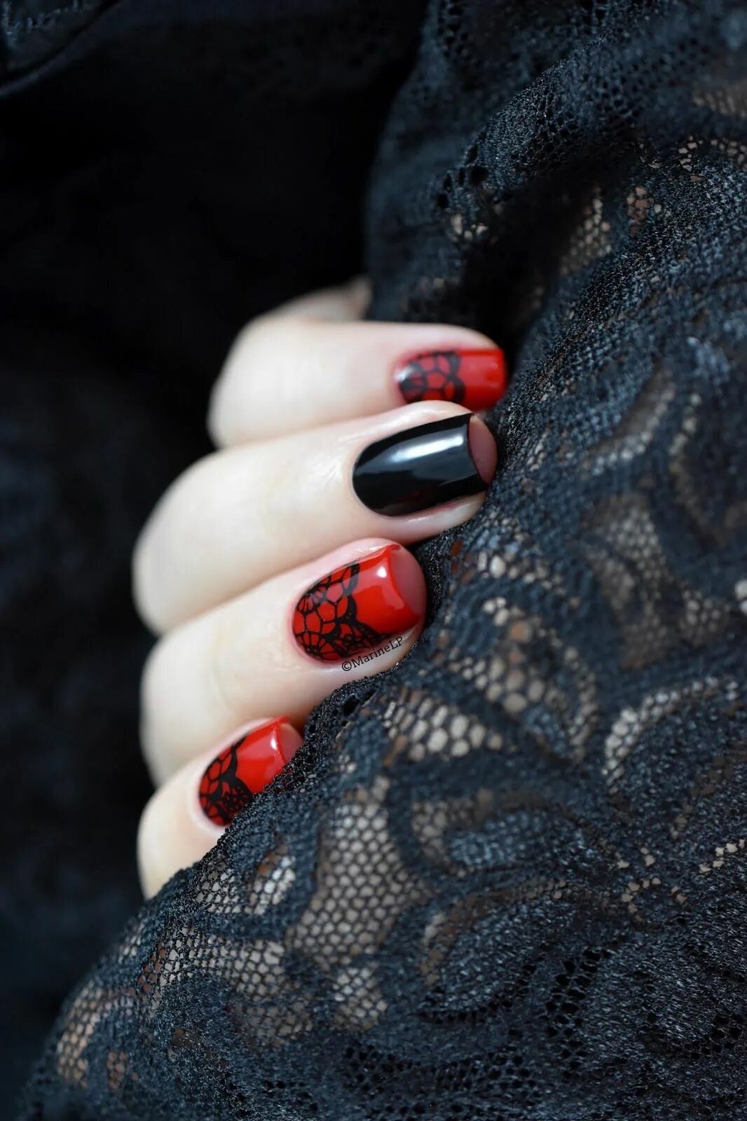 Красный маникюр с черным кружевом Épinglé sur nails