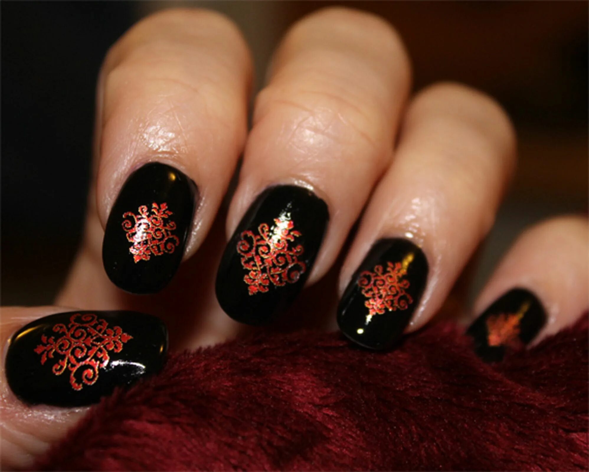 Красный маникюр с черным кружевом Metallic RED LACE DAMASK Nail Art Decals (DMR) Nail art, Gothic nails, Gothic na