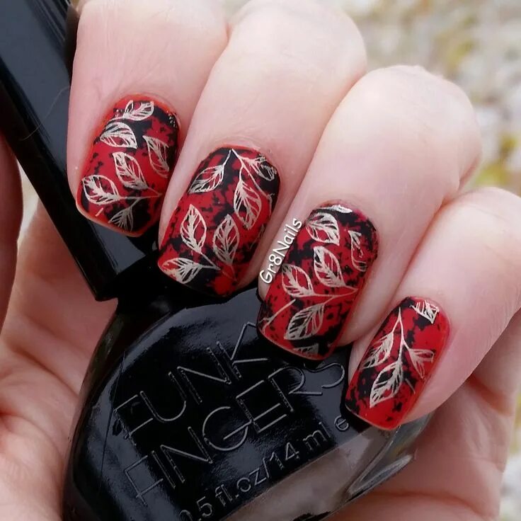 Красный маникюр с черным стемпингом Creative Shop nail stamping plates 23 & 25 Stamped with Essie Good as Gold Fall 
