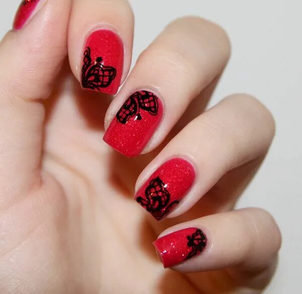 Красный маникюр с черным стемпингом Red & Lace Nina P.'s Photo Beautylish Valentine nail art, Lace nail art, Lace na