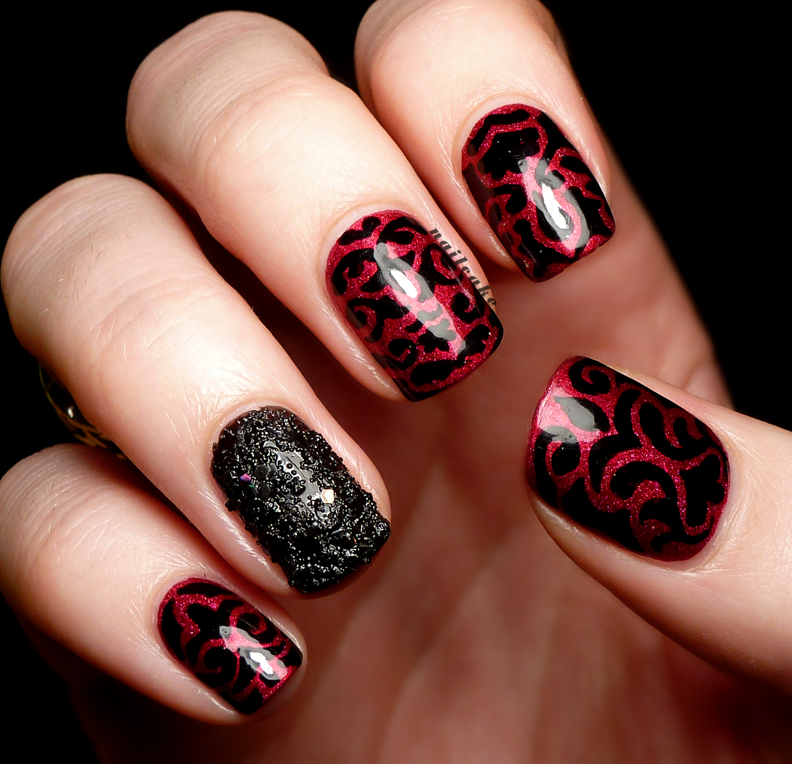 Красный маникюр с черным стемпингом 3d nails, Beautiful patterns on nails, Evening dress nails, Evening nails, Fall 