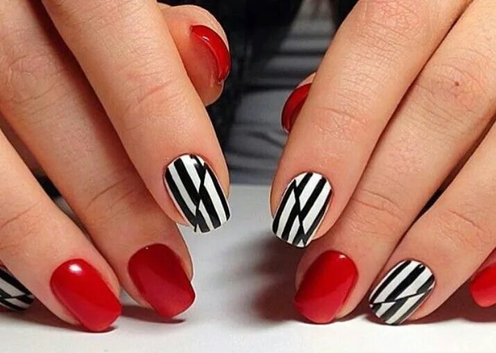 Красный маникюр с черными полосками red and black and white nails. striped manicure. Красивые ногти, Огненные ногти,