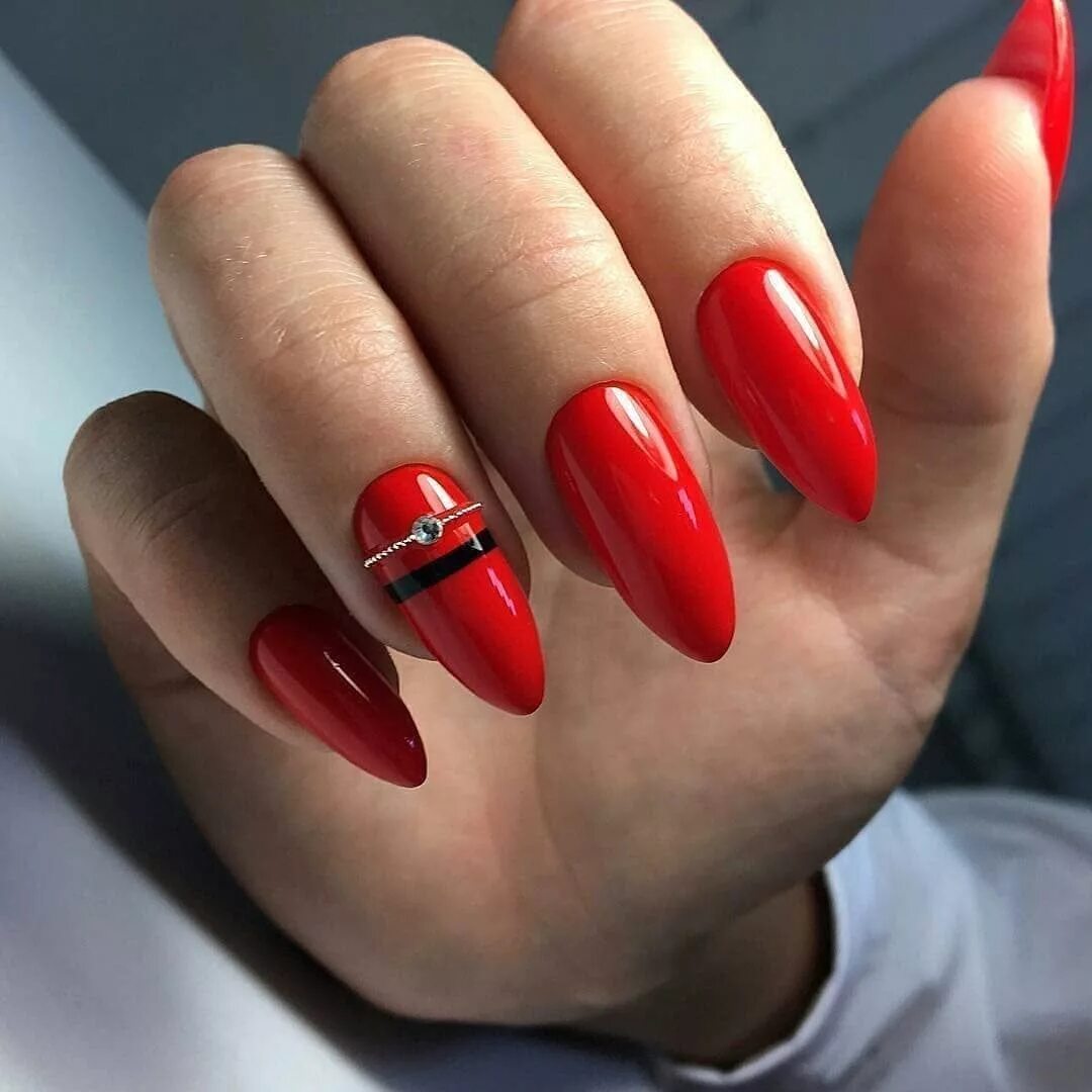 Красный маникюр с дизайном миндаль Pin on Маникюр