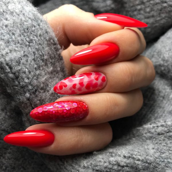 Красный маникюр с дизайном миндаль Fireman Gel Polish Almond nails, Valentine's day nail designs, Almond nail art