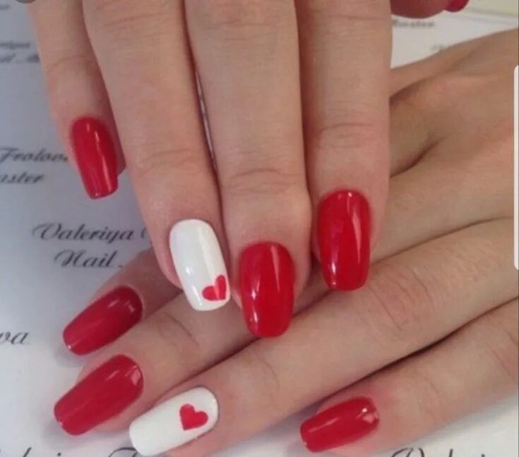 Красный маникюр с дизайном на безымянном пальце St Valentin Ongles rouges et blancs, Idées vernis à ongles, Ongles rouges