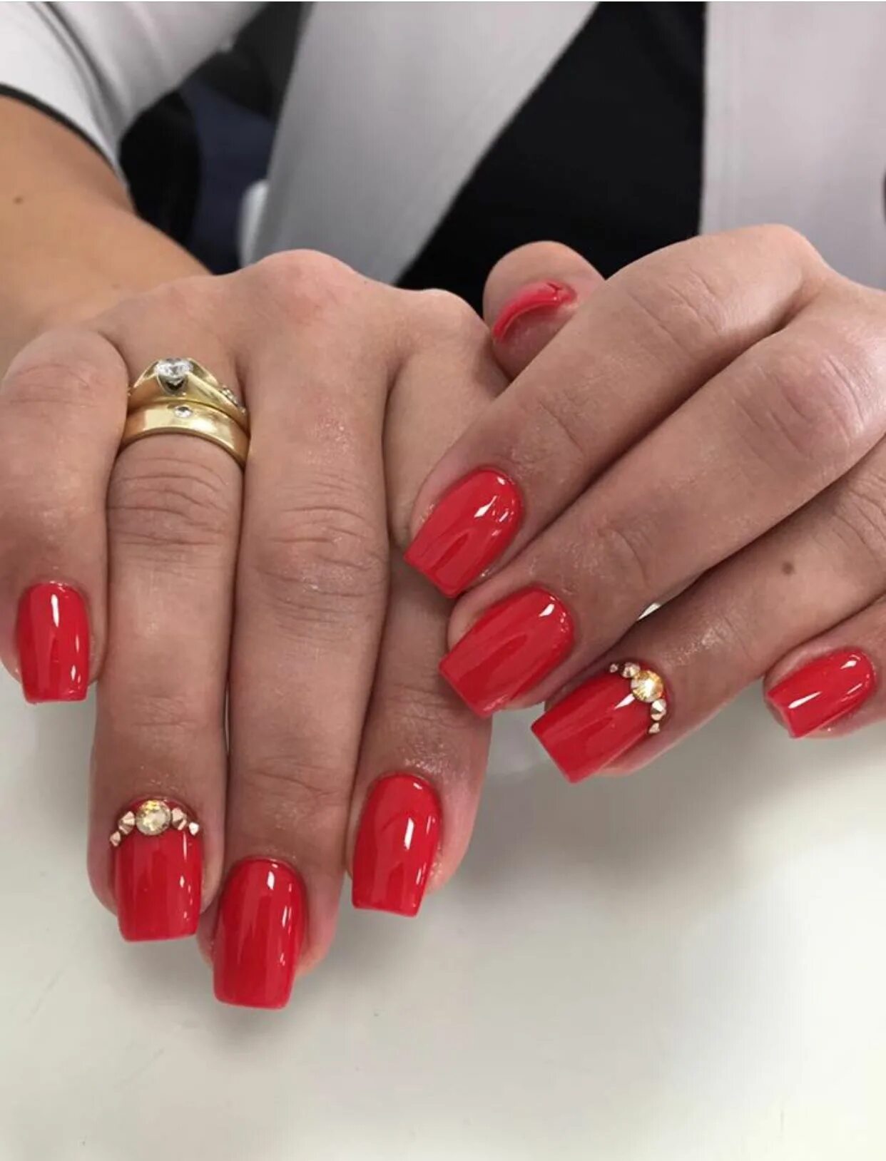 Красный маникюр с дизайном на безымянном пальце Pin by MADDIE Isaacson on Nail Designs Dream nails, Nails, Fashion nails