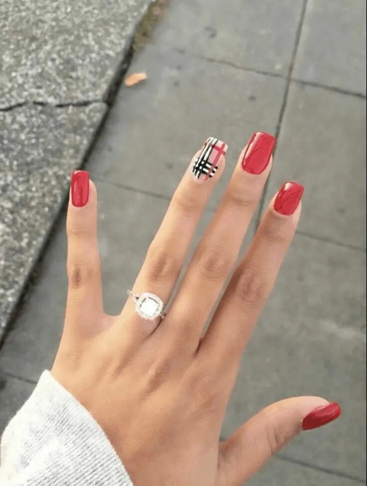 Красный маникюр с дизайном на безымянном пальце 10 Holiday Nail Ideas for 2019 - An Unblurred Lady Holiday nails, Red acrylic na