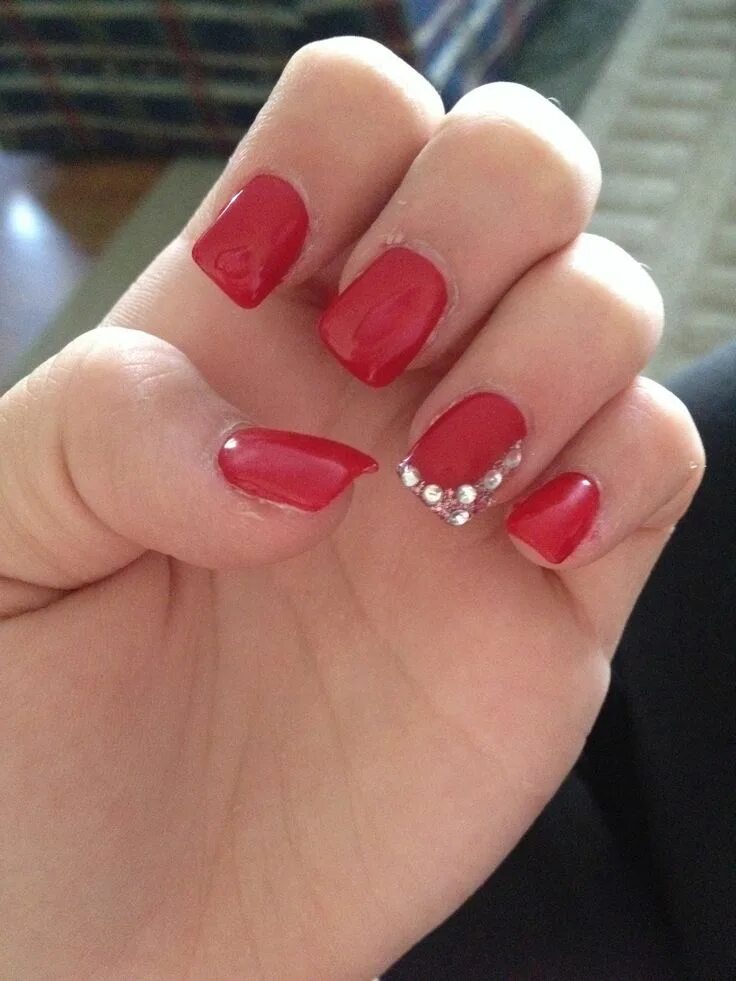Красный маникюр с дизайном на безымянном пальце Prom nail designs, Red and silver nails, Red acrylic nails