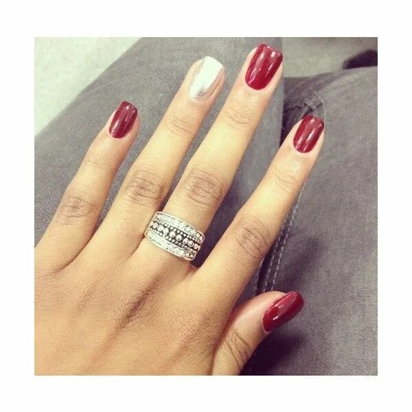 Красный маникюр с дизайном на безымянном пальце Tumblr Red and silver nails, Silver nails, Red nails