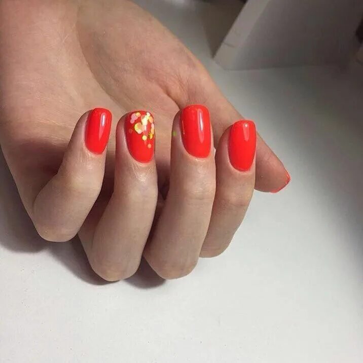Красный маникюр с дизайном на безымянном пальце Beautiful new year's nail, Bright red nails, Christmas manicure on short nails, 