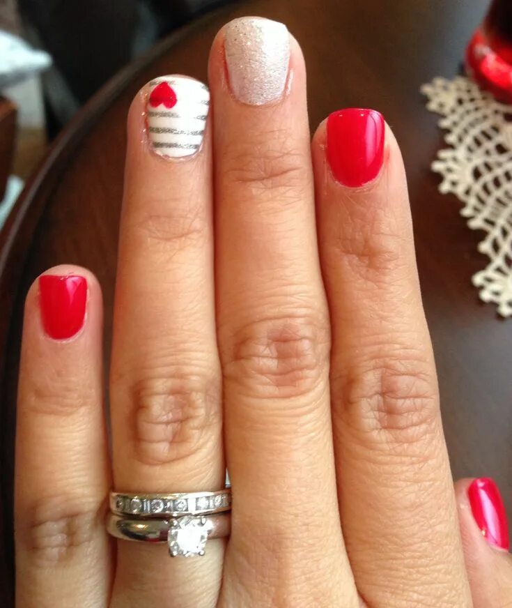 Красный маникюр с дизайном на безымянном пальце 23 Cute Valentines Day Nail Art Ideas for Teens Nail designs valentines, Valenti