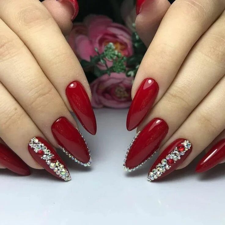 Красный маникюр с дизайном на миндалевидных ногтях Perfect red nails summer manicure ideas Gel nails, Red nails, Valentine's day na