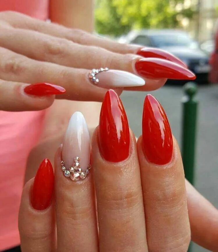 Красный маникюр с дизайном на миндалевидных ногтях Pin on nails Simple gel nails, Christmas nails, Gel nail art