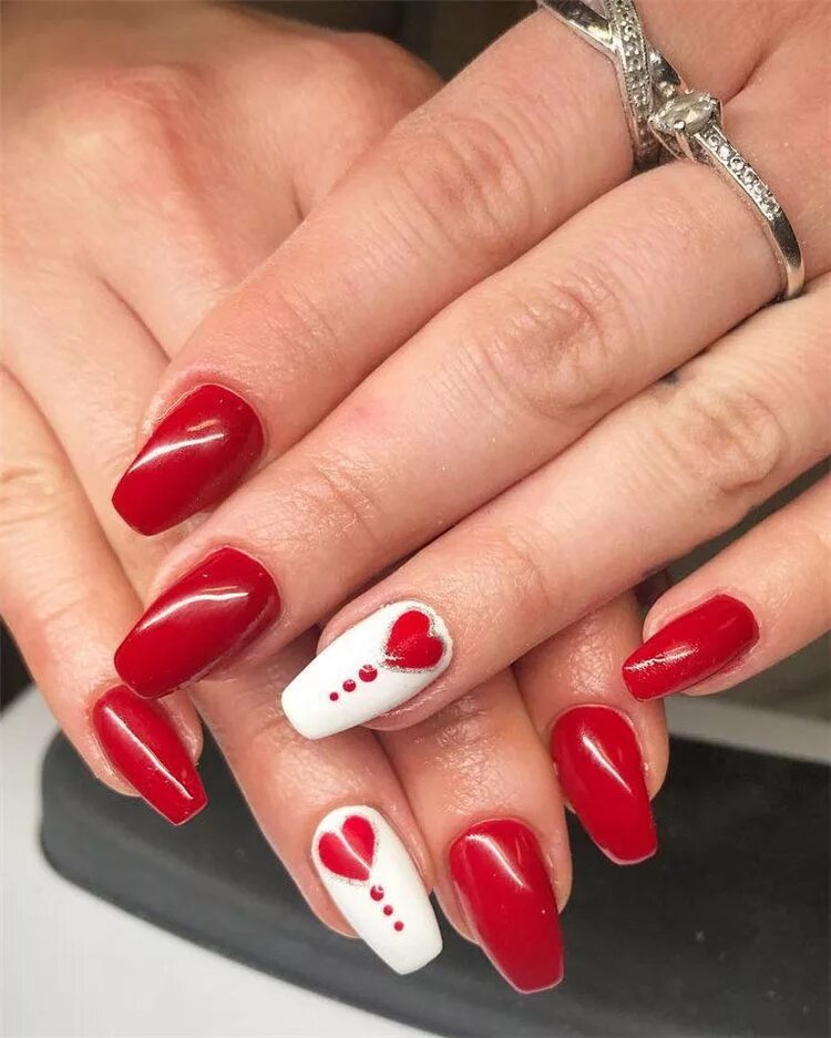 Красный маникюр с дизайном сердечко 100+ Romantic Valentine's Day Nail Designs Inspirations in 2021 Valentine's day 