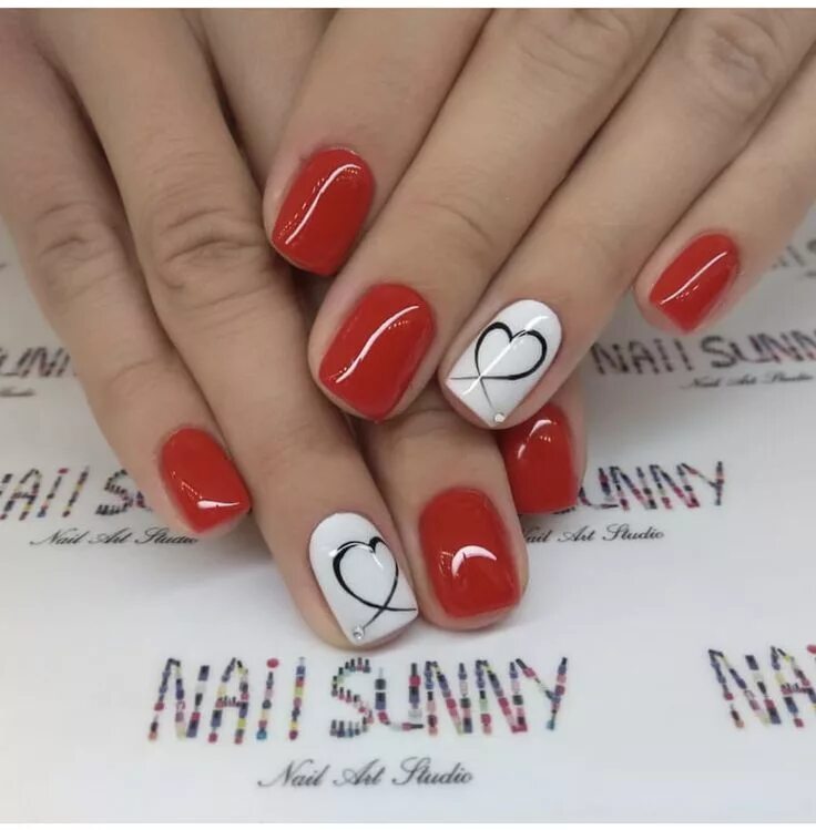 Красный маникюр с дизайном сердечко Pin by Caryn Caballero on Nails February nails, Nails, Valentines nails