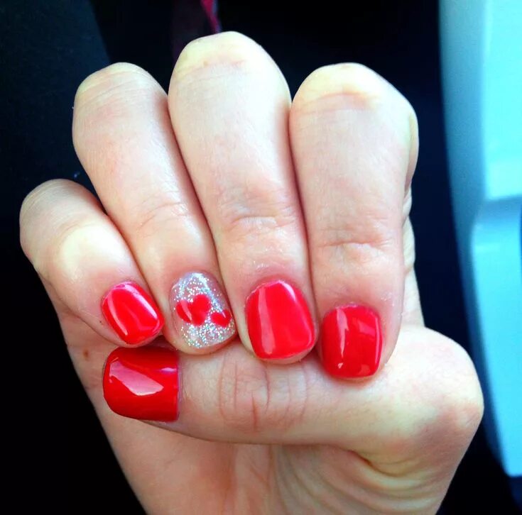 Красный маникюр с дизайном сердечко Pin by Melanie Samms on Fashion Gel nails, Red nails, Nail designs valentines