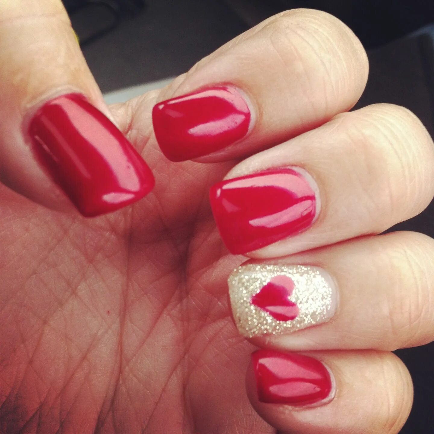 Красный маникюр с дизайном сердечко Valentines Day nails 3 Nail designs valentines, Valentines nails, Valentine's da