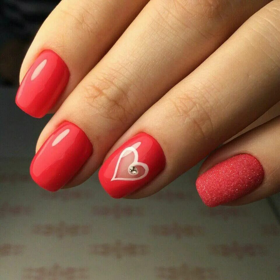 Красный маникюр с дизайном сердечко Pin by Ildikó Kadlicskó on Дизайн ногтей Manicure, Acrylic nails, Nails