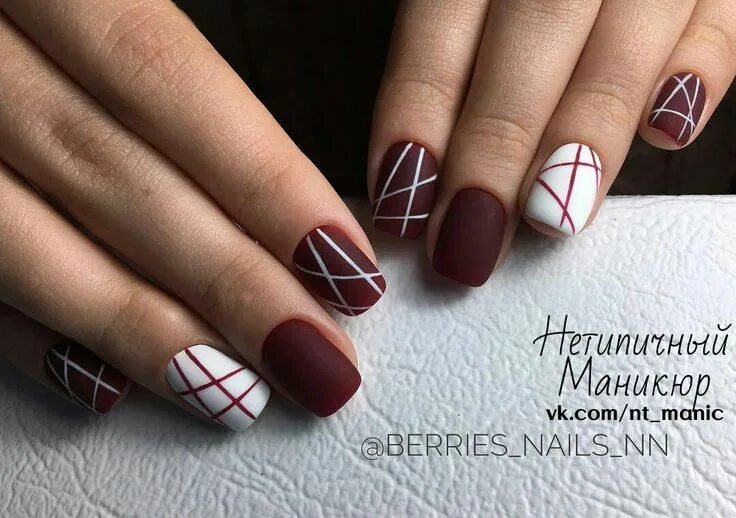 Красный маникюр с геометрией Beautiful patterned nails Lines on nails, Maroon nails, Nails