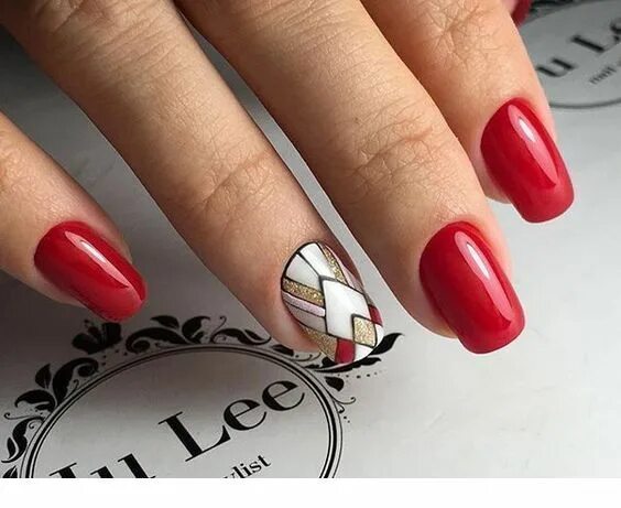 Красный маникюр с геометрией This red manicure is perfect Red nails, Red nail designs, Classic nails