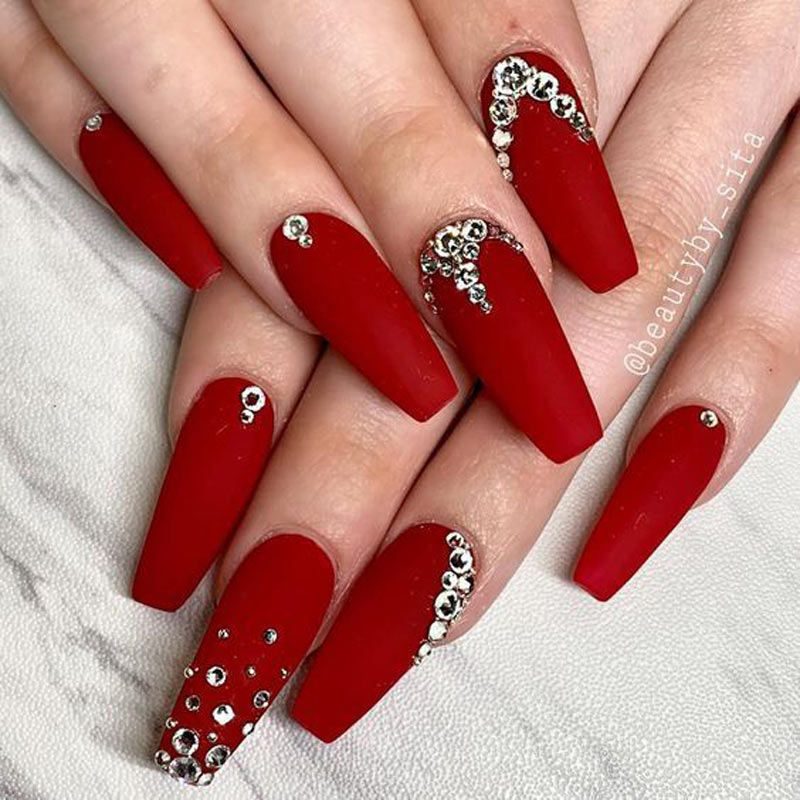 Красный маникюр с камушками UNHAS VERMELHAS DECORADAS 2020 - Luiza Gomes Unghie idee, Unghie fucsia, Unghie 