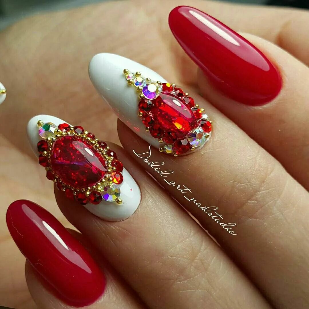 Красный маникюр с камушками Red & White Nails Nail jewels, Fashion nails, Nail jewelry
