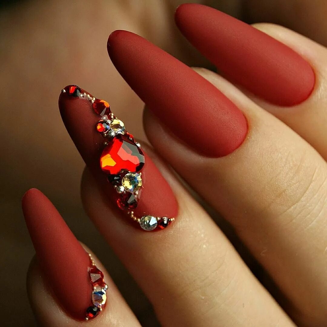 Красный маникюр с камушками Пин от пользователя mumm25 lendab на доске Nail pictures Ногти, Красные ногти, М
