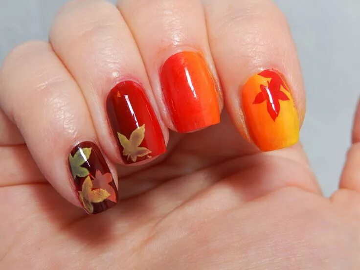 Красный маникюр с кленовыми листьями Fall+leaves+(8).JPG (1600 × 1200) Thanksgiving nail art, Thanksgiving nail desig