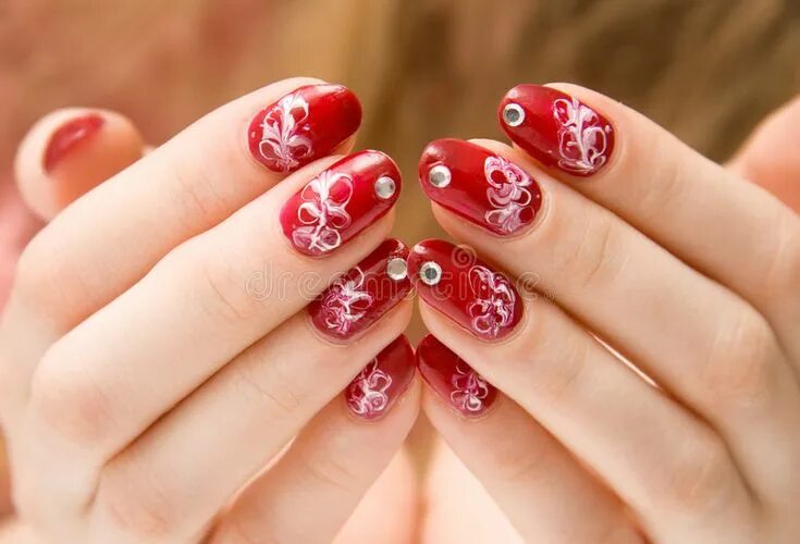 Красный маникюр с красивыми рисунками Red Woman Nails with Decorations