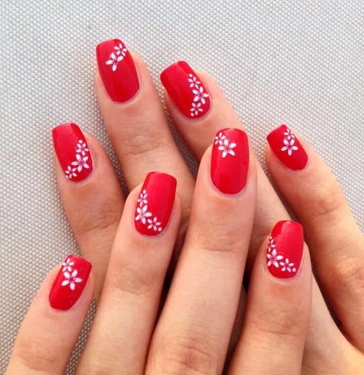 Красный маникюр с красивыми рисунками red nails with white flowers, simple nail art Red nail art designs, Red acrylic 