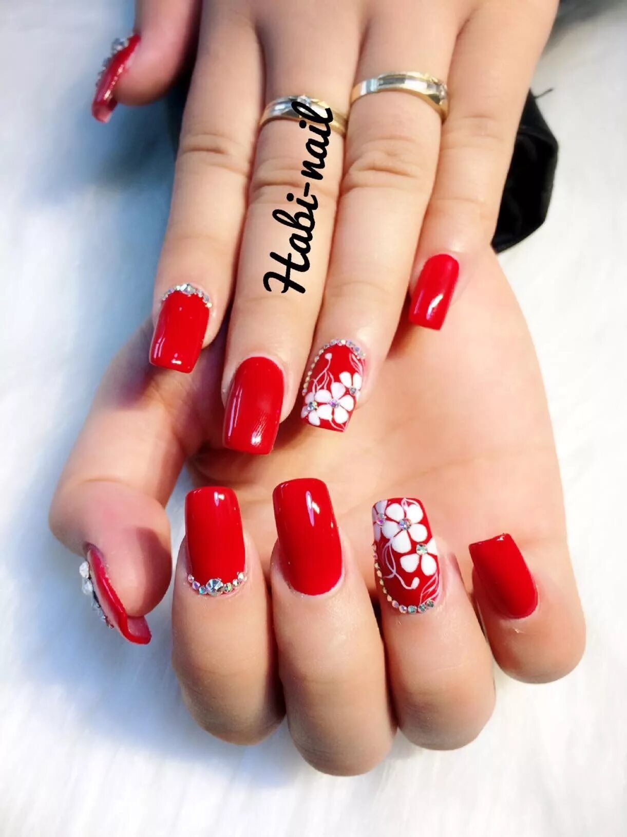 Красный маникюр с красивыми рисунками Nail panosundaki Pin Tırnak