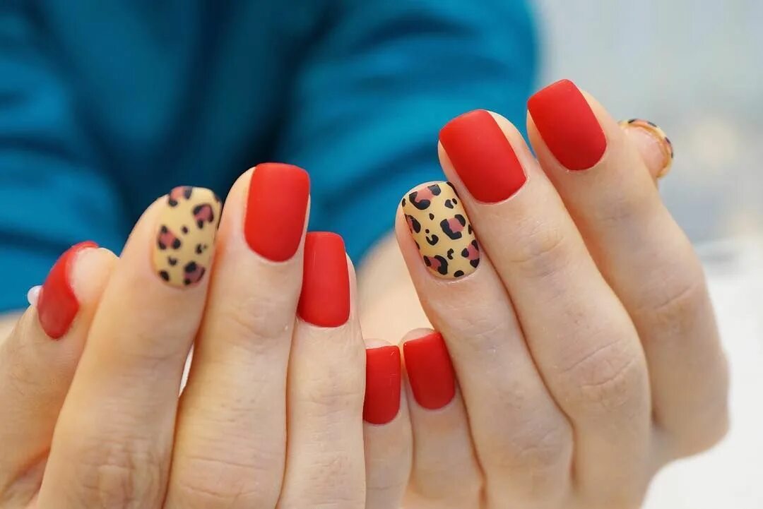 Красный маникюр с леопардовым принтом 14 Diseños de uñas para recibir el Año Nuevo con mucho estilo Diseños de uñas ro