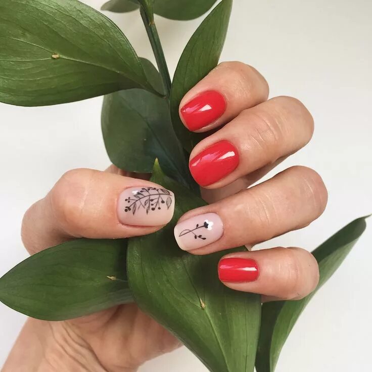 Красный маникюр с листочками nails red and flowers