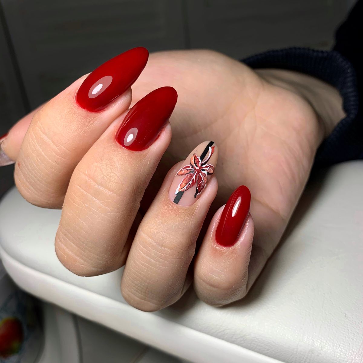 Красный маникюр с листочками Осенний маникюр Nails, Beauty, Photo and video