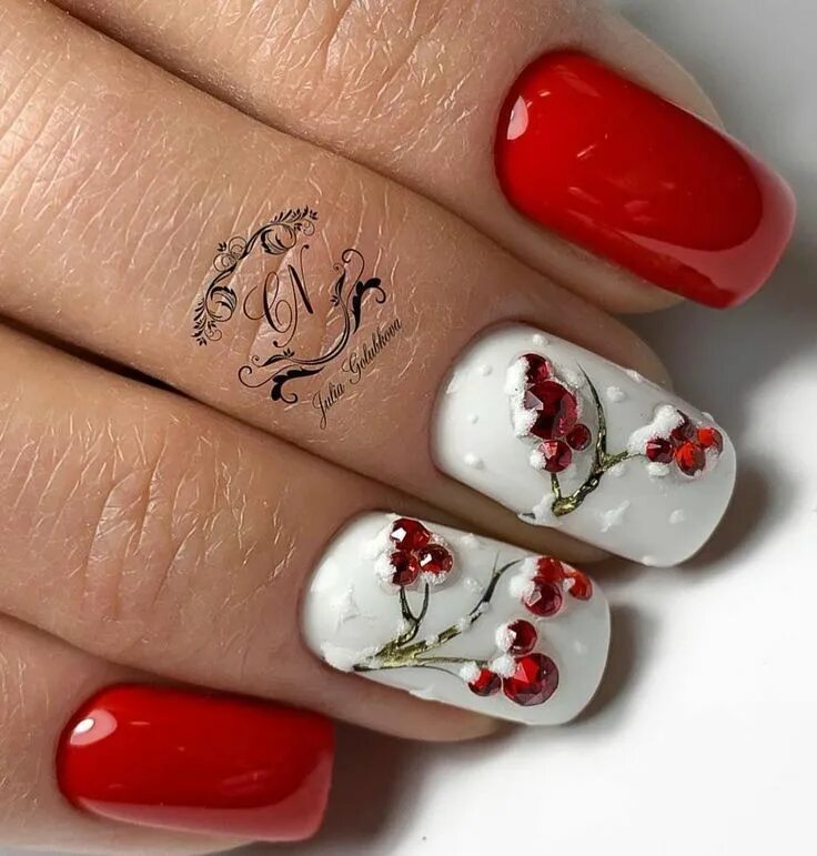 Красный маникюр с листьями Маникюр / Ногти / Мастера on Instagram: "Repost @crazynails_studio ---" Christma