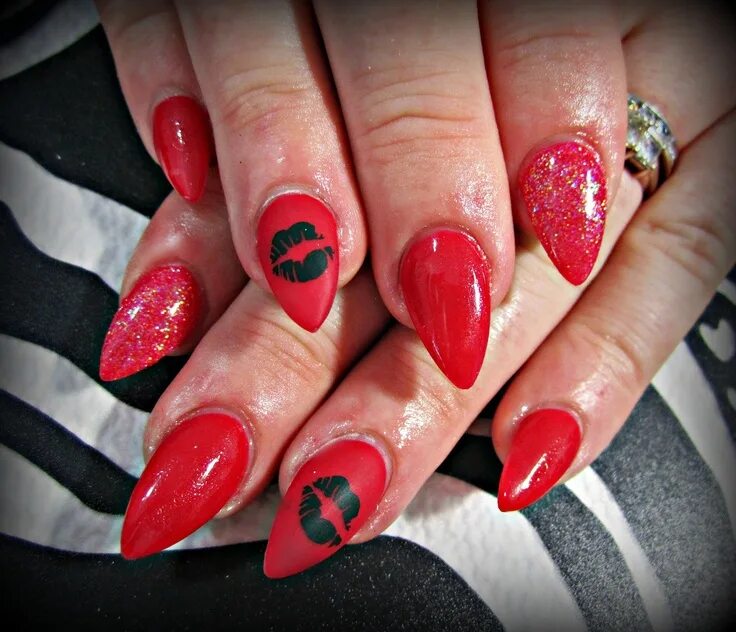 Красный маникюр с лицами Red kisses with matte accent acrylic nails valentine nails Red acrylic nails, Cu