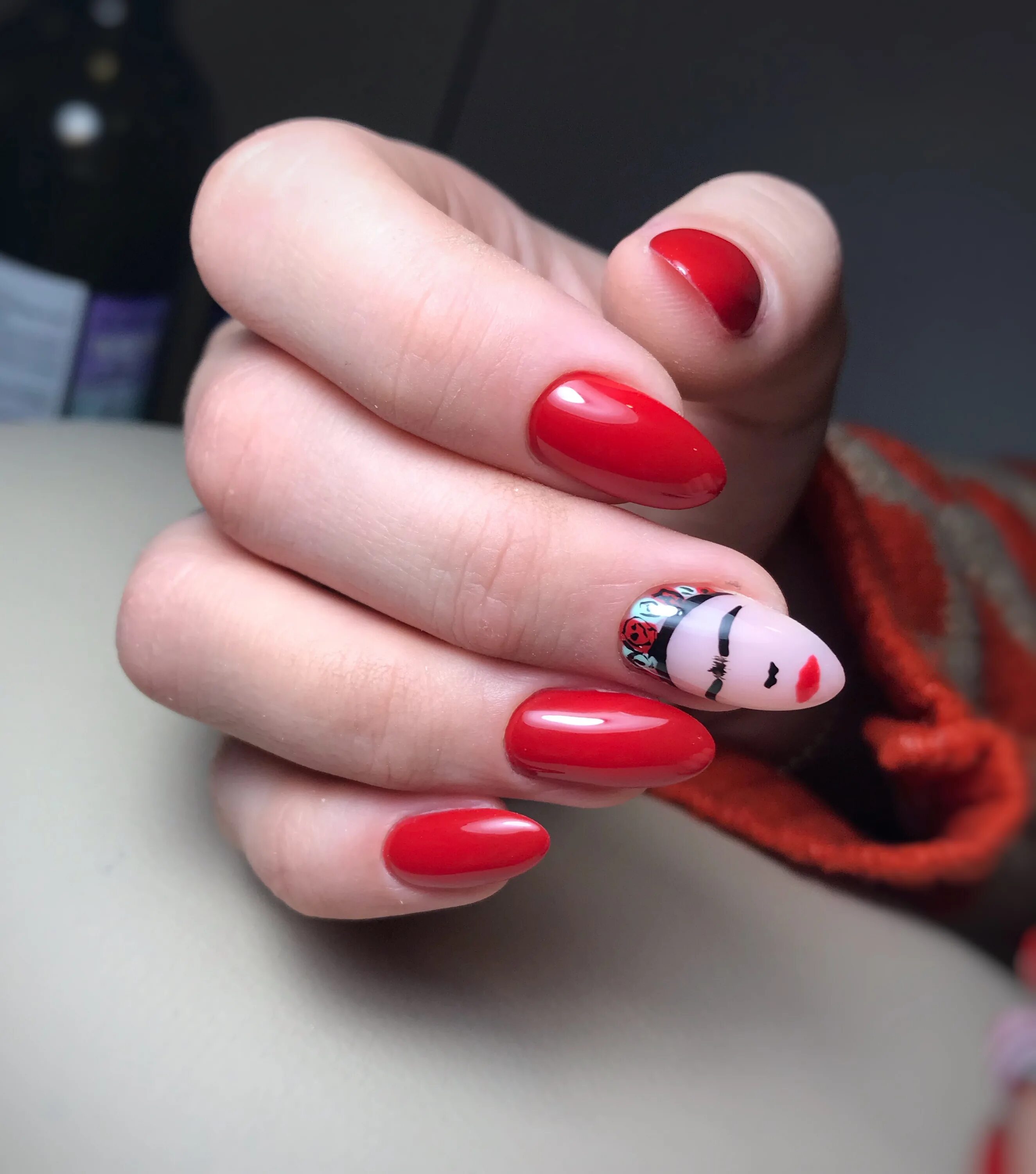 Красный маникюр с лицами Fursa_nails_spb. Мастер маникюра. Россия, Санкт-Петербург.