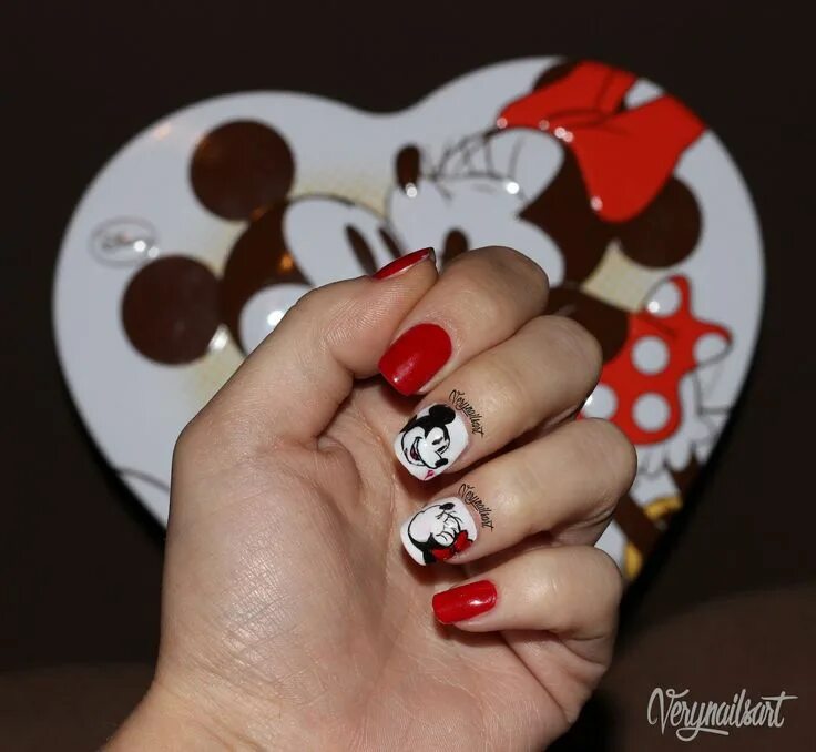 Красный маникюр с микки маусом UÑAS DECORADAS CON PERSONAJES DE DISNEY Uñas, Uñas mickey y Uñas decoradas disne