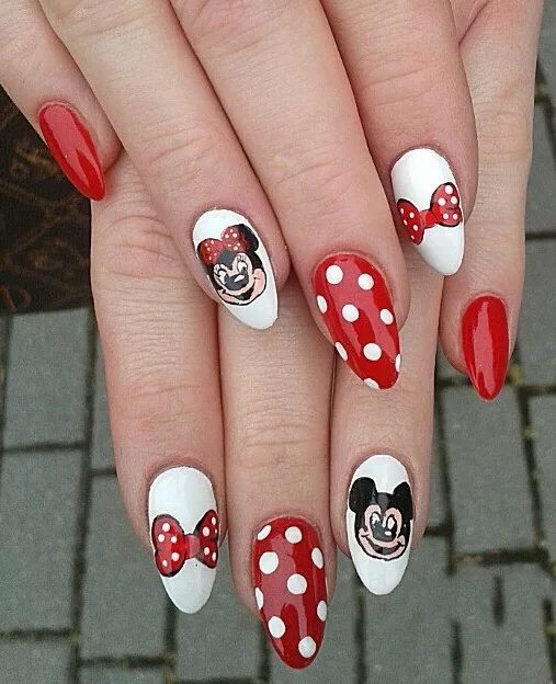 Красный маникюр с микки маусом savon, disney et mode - image #2710392 au Favim.com