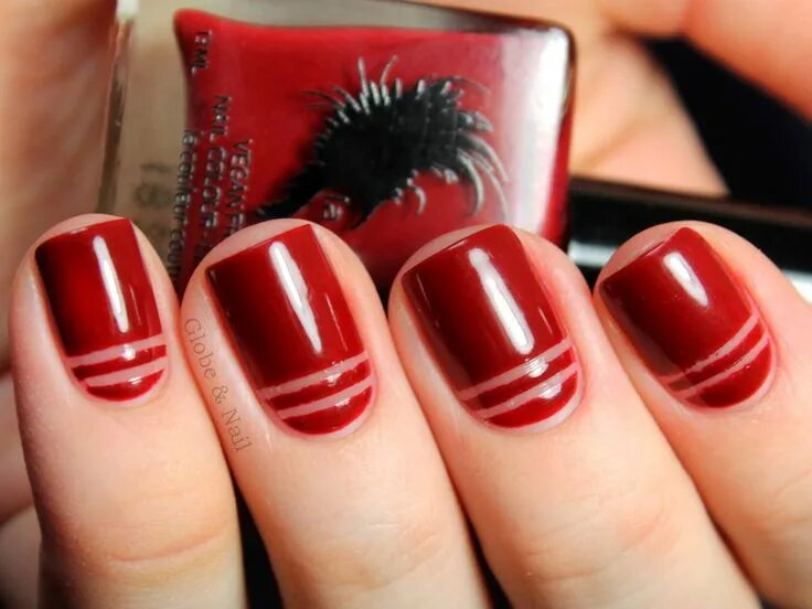 Красный маникюр с полосками Negative Stripes Globe & Nail globeandnail.blogspot.com Negative space nail art,