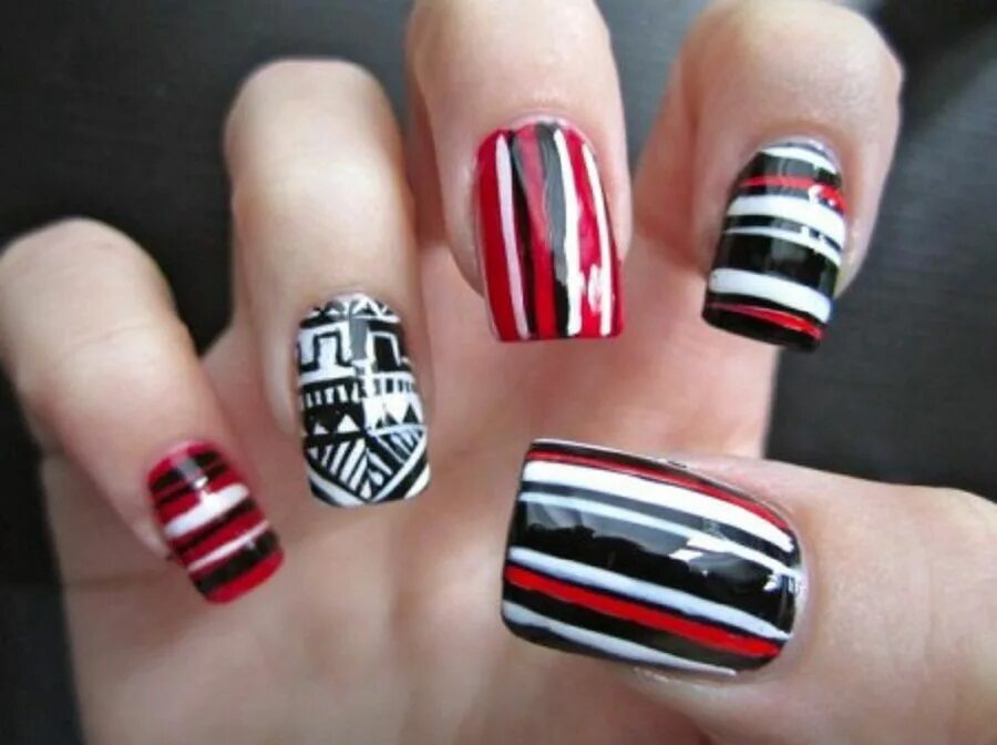 Красный маникюр с полосками They remind me of Alice in Wonderland for some reason. Red nail art designs, Str