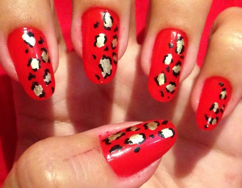 Красный маникюр с принтом Red nails with gold leopard print detail - somanylovelythings.com Leopard print 