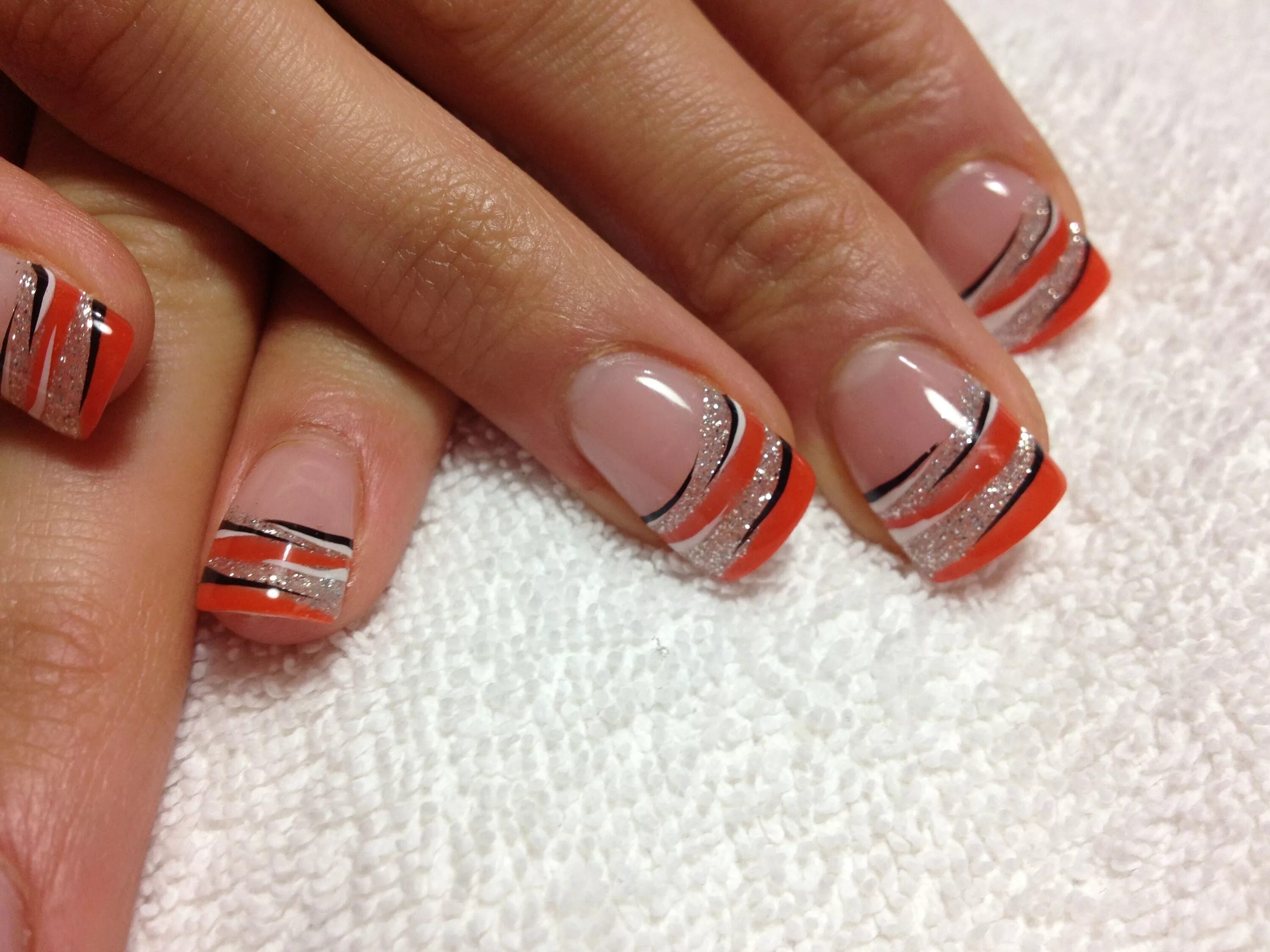 Красный маникюр с серебряными полосками Orange, silver glitter gel with black and white stripping# nail trends Work nail