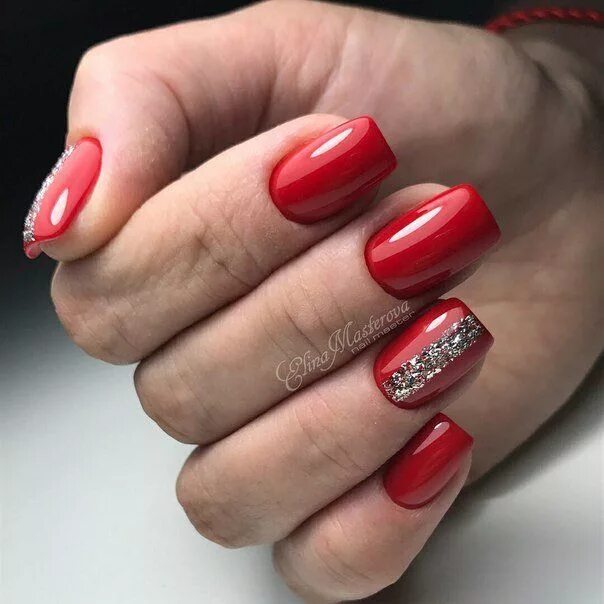 Красный маникюр с серебряными полосками Pin by S.Comeau on Manicure et pédicure Christmas nails, Nails, Christmas nails 