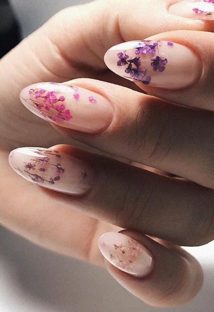 Красный маникюр с сухоцветами Pin by Vika Kobzarenko on Ногти in 2020 Minimalist nails, Manicure, Dream nails