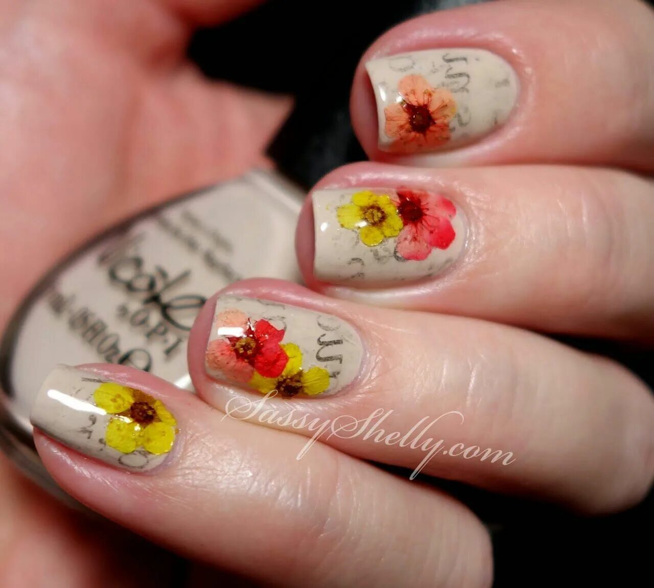 Красный маникюр с сухоцветами Newspaper Nails with real dried flowers :) Newspaper nails, Sassy nails, Vintage
